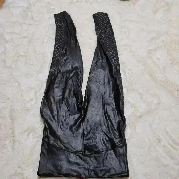 Spanx Faux Leather Quilted Leggings Size M Black - Picture 5 of 10